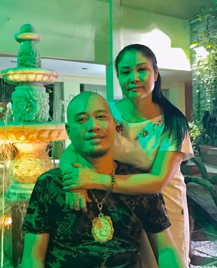 NSND Thanh Ngoan cũng thổ lộ sự yêu thương mà ông xã dành cho mình. "Chúng tôi đã quá hiểu nhau nên không phải nói nặng lời với nhau nữa. Công việc của tôi giờ giấc không nhất quán, anh thương và thường xuyên nhắc nhở phải chăm sóc sức khoẻ. Nhiều lần anh thấy vợ bận không có thời gian chăm sóc bản thân nên vào bếp nấu những món tôi thích", chị nói.