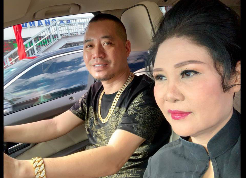 Hơn 20 năm chung sống, không có con chung nhưng cả hai vẫn vô cùng hạnh phúc. Mỗi khi rảnh, chồng trẻ vẫn tháp tùng NSND Thanh Ngoan đi diễn, ngồi dưới nghe vợ tung tẩy trên chiếu Chèo như lần đầu gặp mặt ở sự kiện công ty của anh.