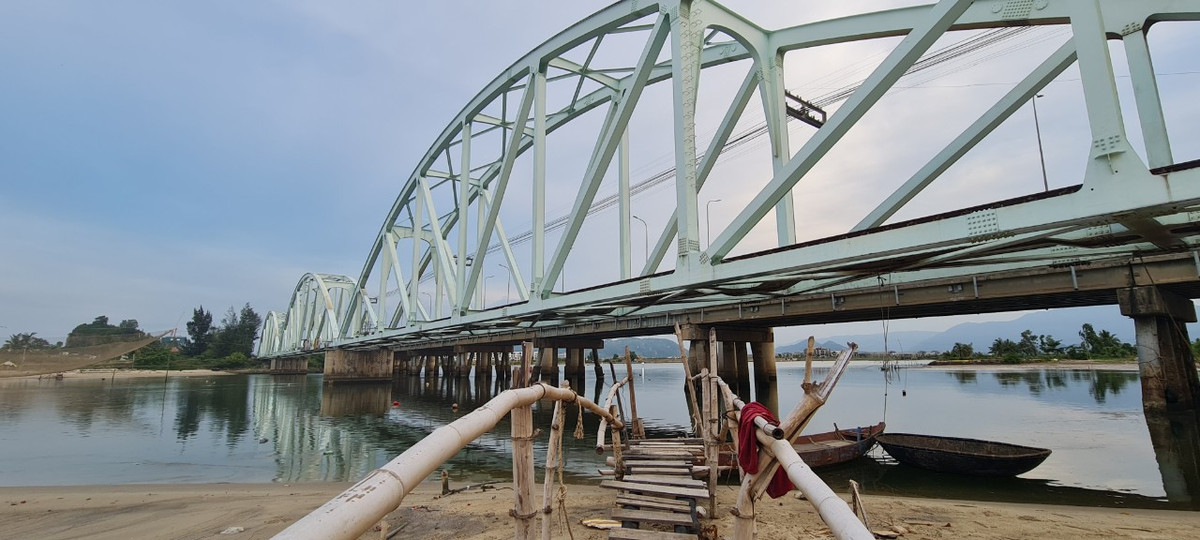 Cầu Nam Ô nằm trên địa bàn phường Hoà Hiệp Nam, quận Liên Chiểu, thành phố Đà Nẵng, gần chân đèo Hải Vân.