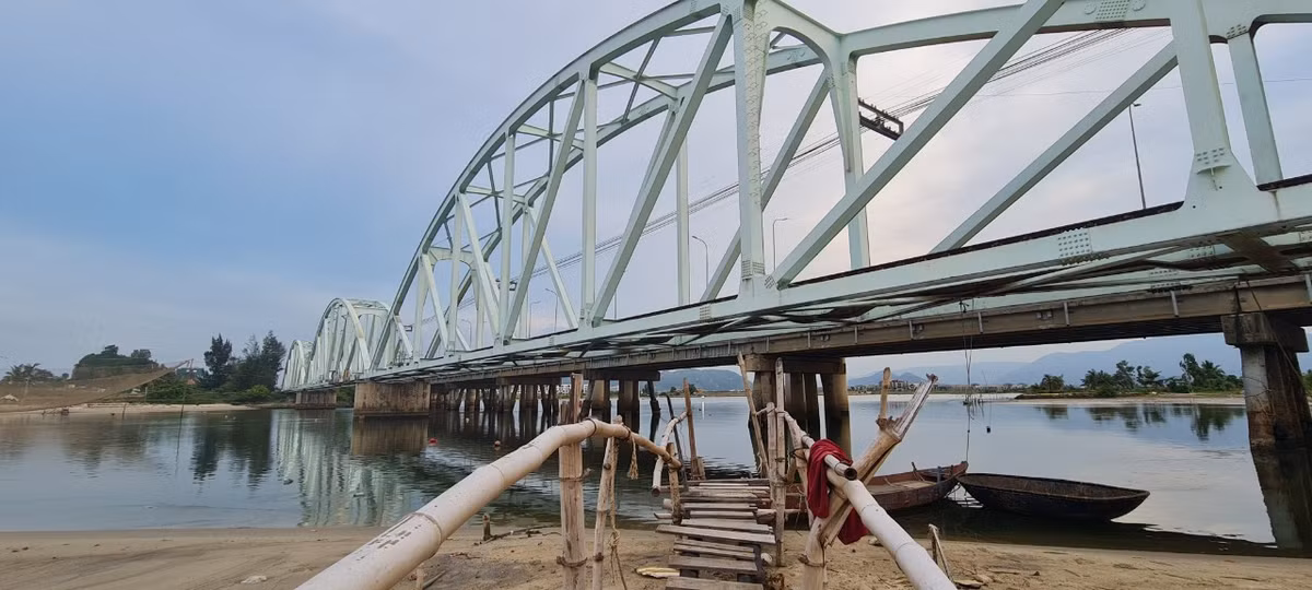 Cầu Nam Ô nằm trên địa bàn phường Hoà Hiệp Nam, quận Liên Chiểu, thành phố Đà Nẵng, gần chân đèo Hải Vân.