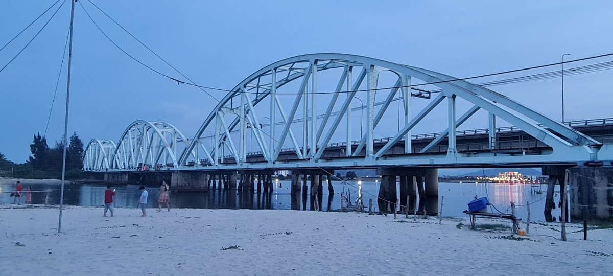 Xa xa thành phố đã lên đèn, cầu Nam Ô giờ như khoác lên một chiếc áo lung linh, bừng sáng giữa dòng sông Cu Đê đầy thơ mộng.