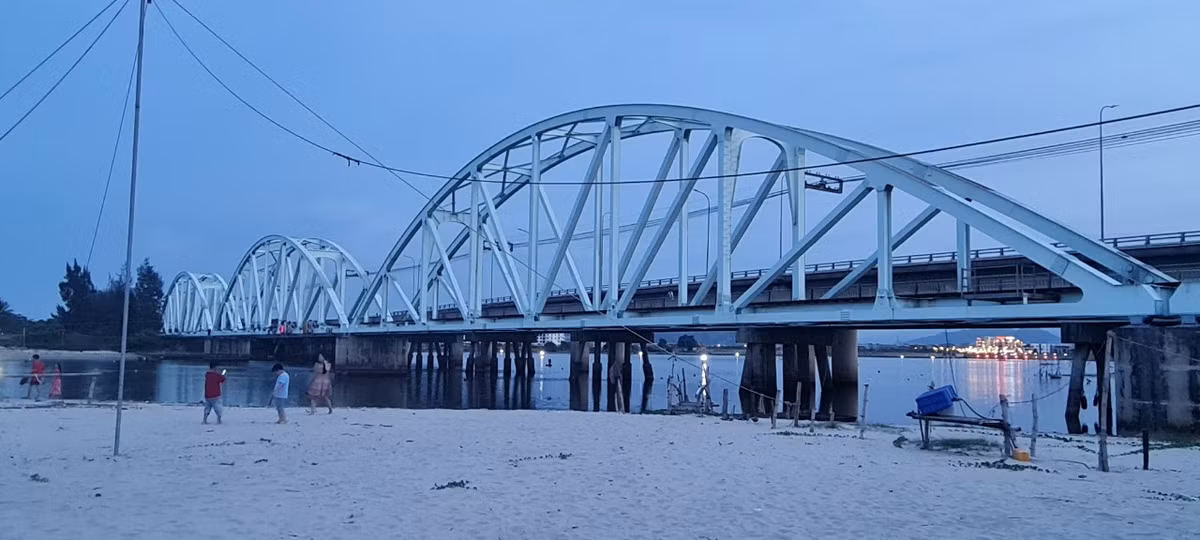 Xa xa thành phố đã lên đèn, cầu Nam Ô giờ như khoác lên một chiếc áo lung linh, bừng sáng giữa dòng sông Cu Đê đầy thơ mộng.