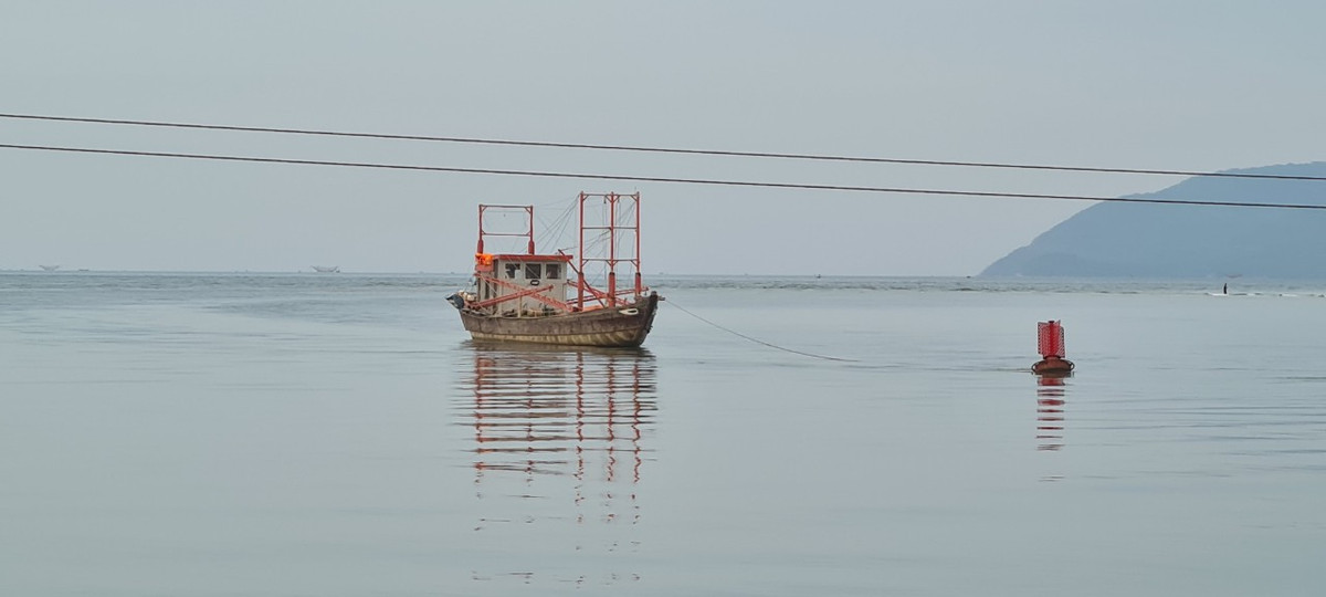 Một "chiếc thuyền ngoài xa" trên dòng sông Cu Đê hiền hòa.