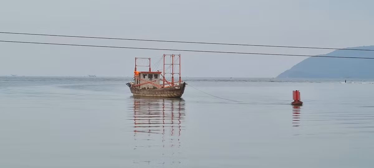 Một "chiếc thuyền ngoài xa" trên dòng sông Cu Đê hiền hòa.