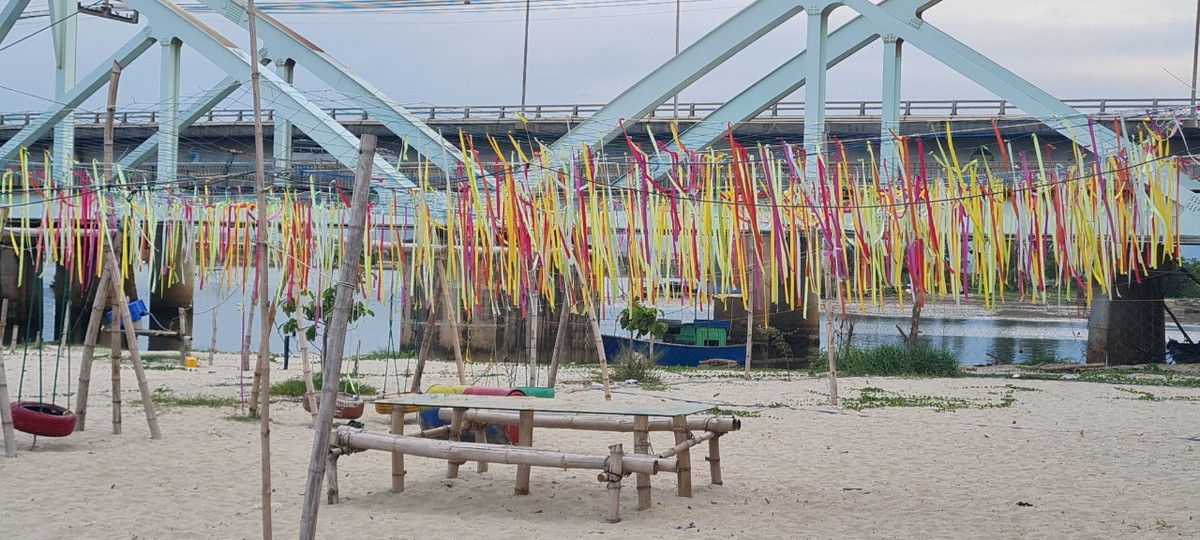 Chiếc cầu đã từng bị phá sập bởi chiến tranh, sau đó được trùng tu xây dựng lại và cho đến ngày nay vẫn là một đầu mối giao thông đường sắt quan trọng.