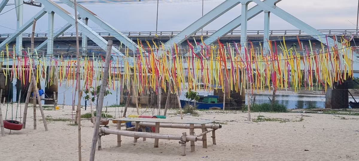 Chiếc cầu đã từng bị phá sập bởi chiến tranh, sau đó được trùng tu xây dựng lại và cho đến ngày nay vẫn là một đầu mối giao thông đường sắt quan trọng.