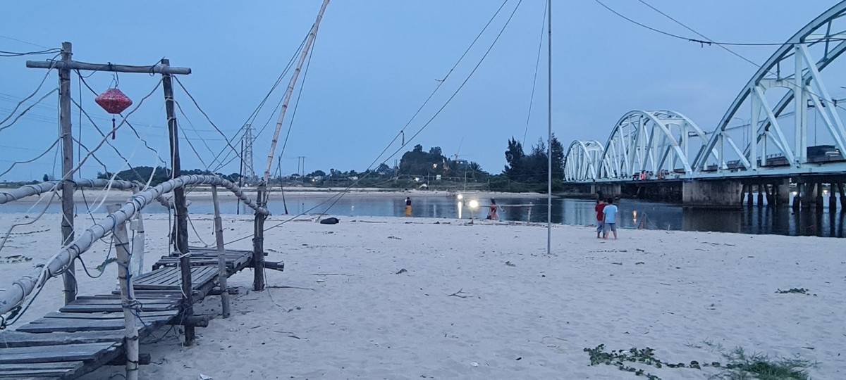 Cầu Nam Ô còn được biết đến là một trong những điểm ngắm hoàng hôn cực hot của mảnh đất Đà thành.