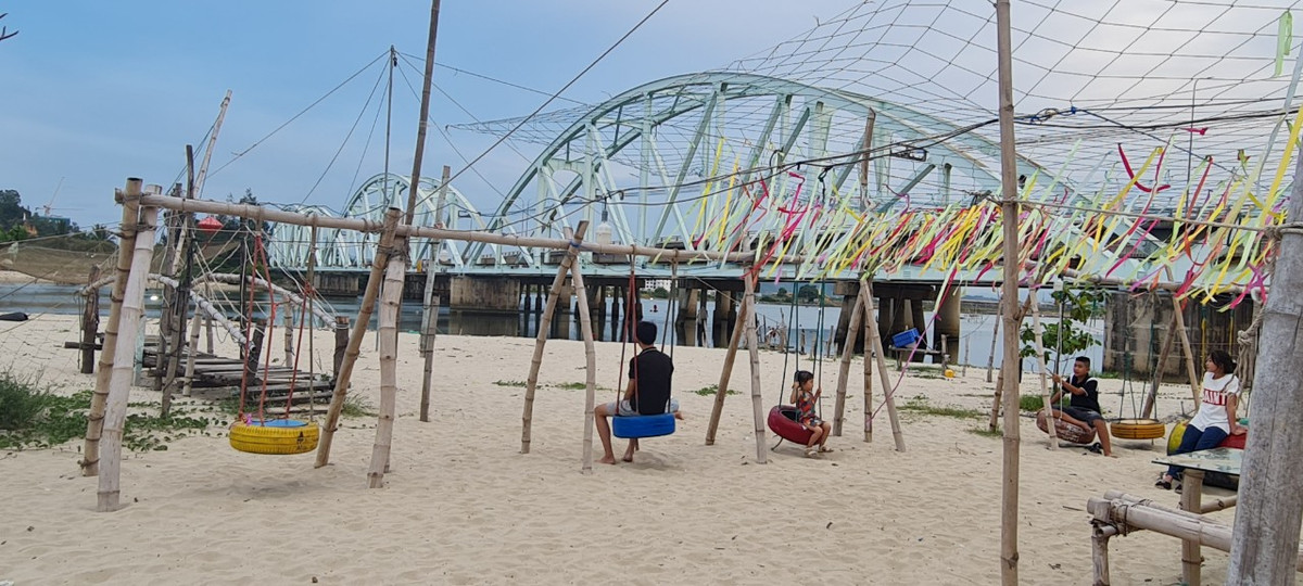 Mặc dù không có lối kiến trúc ấn tượng như cầu Rồng hay cầu Vàng, nhưng đến với cầu Nam Ô, du khách sẽ bị chinh phục bởi sự mộc mạc, giản dị cùng khung cảnh sông nước nên thơ.