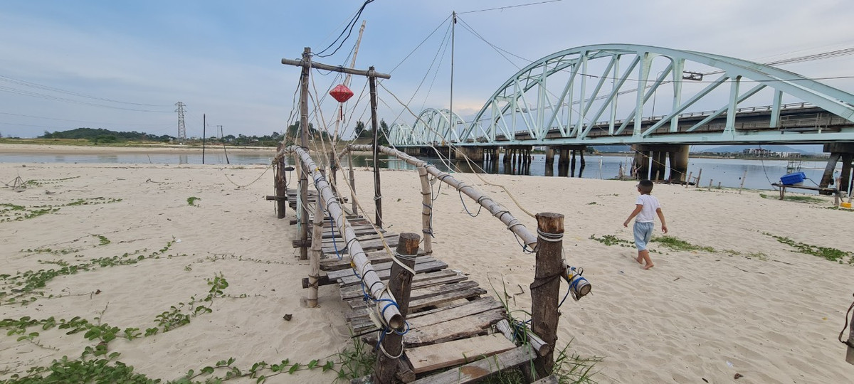 Một chiếc cầu tre nhỏ bắc ra dòng sông ngày nào giờ được cát bồi lấp thành "cầu cạn".