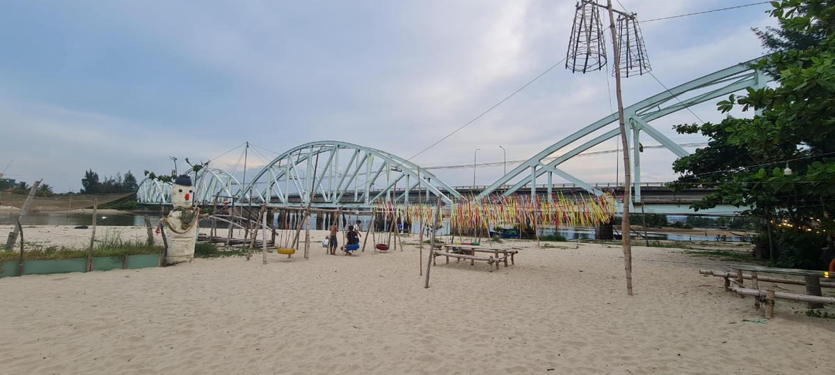 Được xây dựng lần đầu tiên vào thế kỷ 19, Cầu Nam Ô là một minh chứng chứng kiến sự thay da đổi thịt của vùng đất này trong hơn một thế kỷ qua.