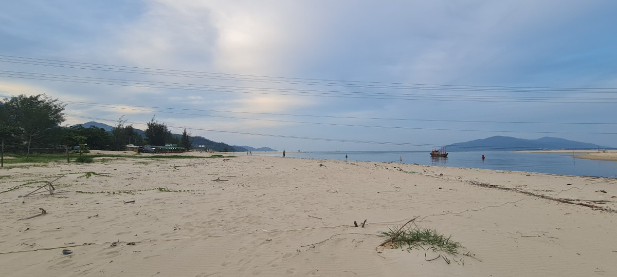 Bức tranh "sơn thủy hữu tình" lúc chiều tà khiến du khách không nỡ rời bước.