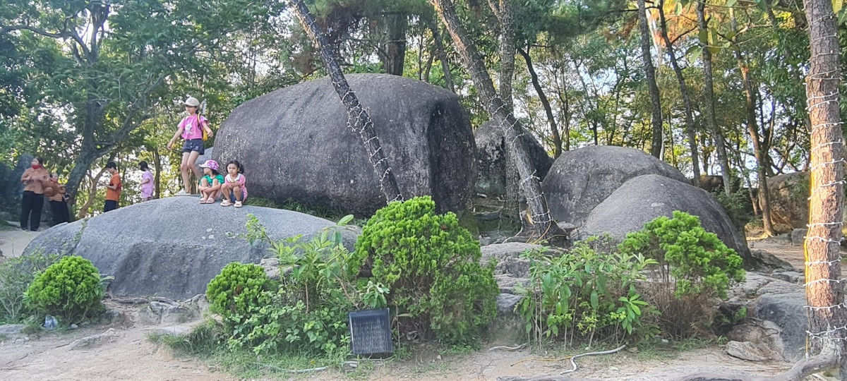 Chính vẻ đẹp tự nhiên pha chút huyền thoại nên du khách khi về với Sầm Sơn đều muốn lên núi Trường Lệ chụp ảnh lưu niệm bên hòn Trống Mái.