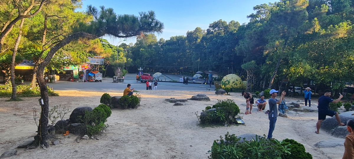 Hòn Trống Mái biểu tượng cho tình yêu, lòng thuỷ chung, trở thành điểm đến thu hút đông dảo du khách mỗi khi có dịp về với thành phố biển Sầm Sơn.