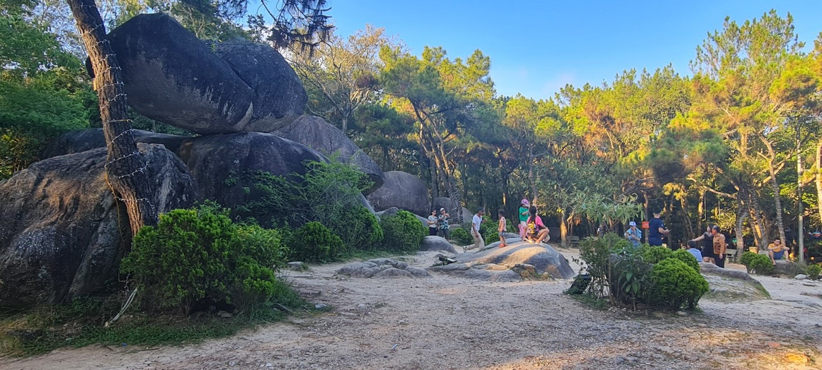 Chuyện kể rằng từ lâu lắm rồi, sau một trận mưa lũ kinh hoàng, ngư dân phát hiện trên bờ biển thân thể một người đàn bà mang bầu gặp nạn. Xót thương cho người phụ nữ xấu số, người dân cùng nhau chôn cất, đắp mồ. Sau thời gian, nấm mồ mang dáng hình của dải Trường Lệ như ngày hôm nay.