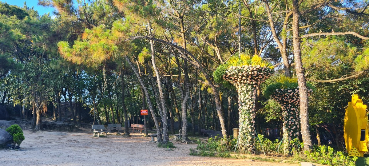 Người dân biển Sầm Sơn tin rằng, sự tích núi Trường Lệ gắn liền với huyền thoại thuở xa xưa.