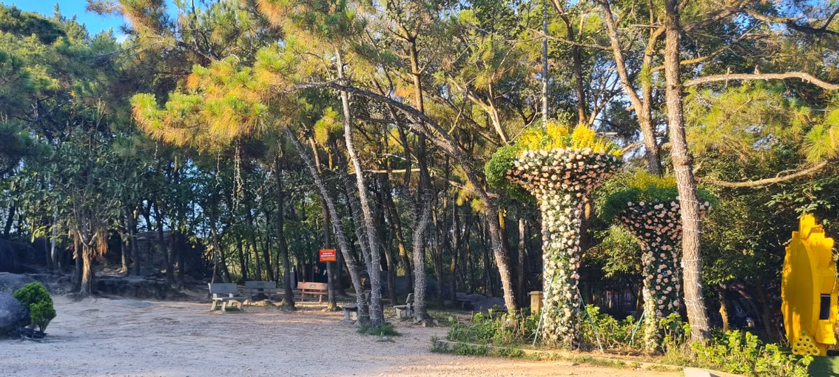 Người dân biển Sầm Sơn tin rằng, sự tích núi Trường Lệ gắn liền với huyền thoại thuở xa xưa.