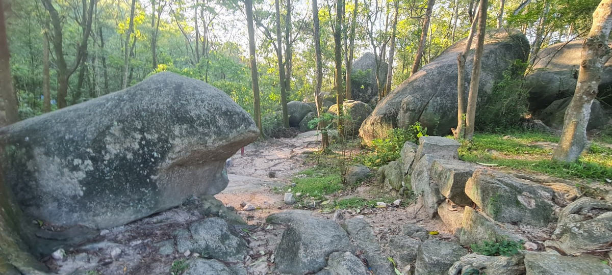 Suốt hàng ngàn năm qua, những khối đá vẫn vững chãi, bất chấp dòng chảy của thời gian.