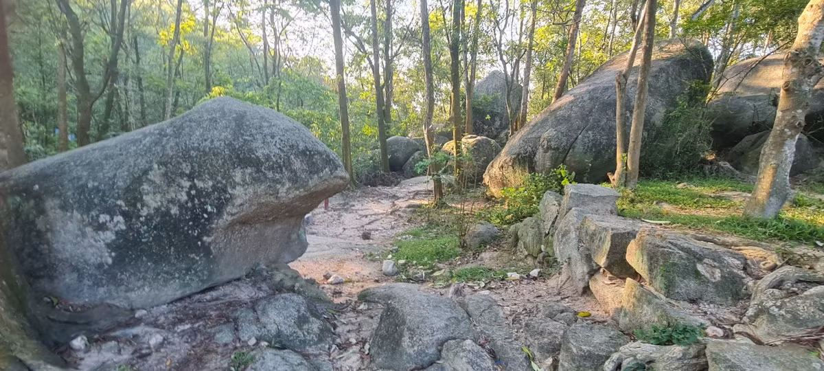 Suốt hàng ngàn năm qua, những khối đá vẫn vững chãi, bất chấp dòng chảy của thời gian.