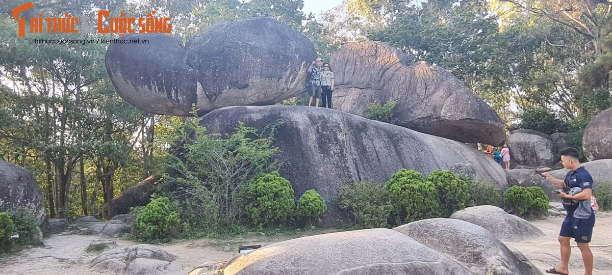 Đến khi hết hạn đi đày, Ngọc Hoàng sai chư thần xuống đưa tiên nữ về trời, nhưng tiên nữ quyết ở lại với người chồng dưới trần thế. Ngọc Hoàng tức giận sai Thiên Lôi xuống hỏi tội. Khi Thiên Lôi tới thì chỉ thấy một bãi đá nằm trên núi Trường Lệ nhìn ra ngoài khơi xa.