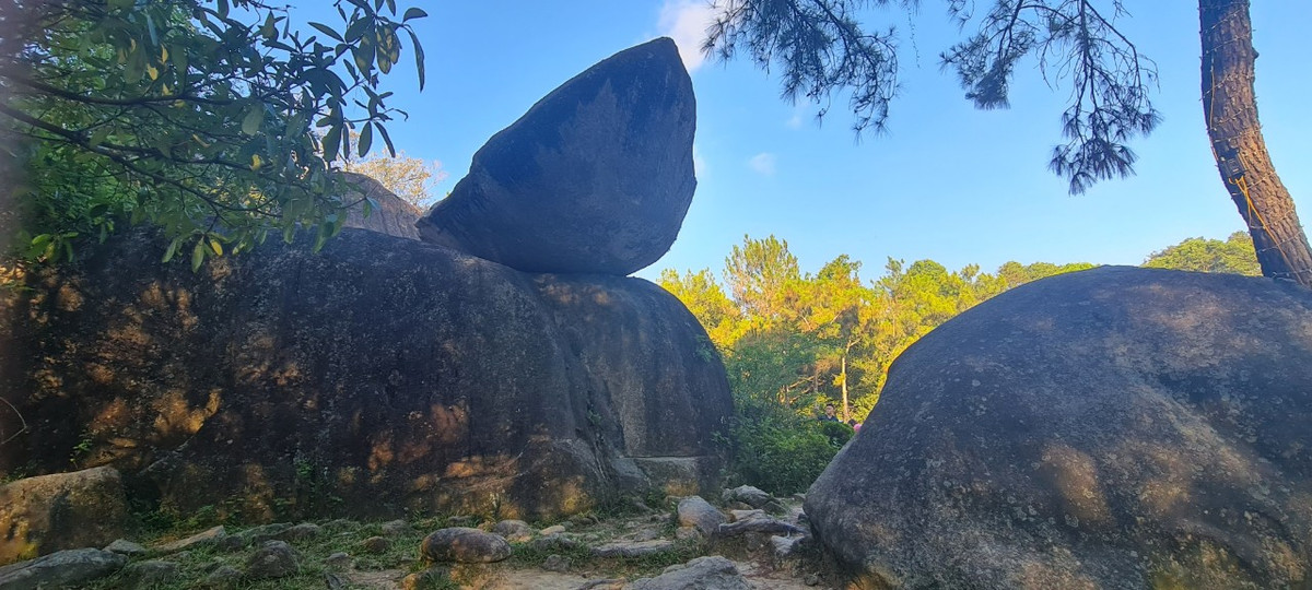 Nằm chênh vênh trên đỉnh núi Trường Lệ, Hòn Trống Mái là biểu tượng nổi tiếng và rất đỗi quen thuộc với du khách khi về với Sầm Sơn.