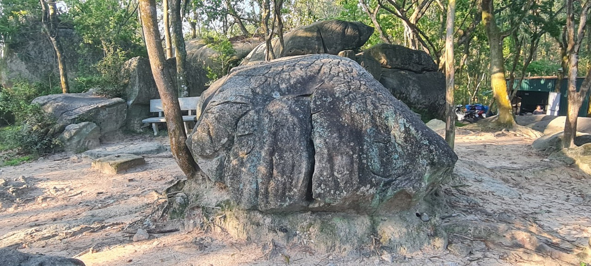 Với những giá trị lịch sử và ý nghĩa nhân văn sâu sắc, Hòn Trống Mái - một danh thắng nằm trong quần thể Di tích lịch sử văn hóa và danh thắng núi Trường Lệ - đã được công nhận là di tích, danh thắng cấp quốc gia.