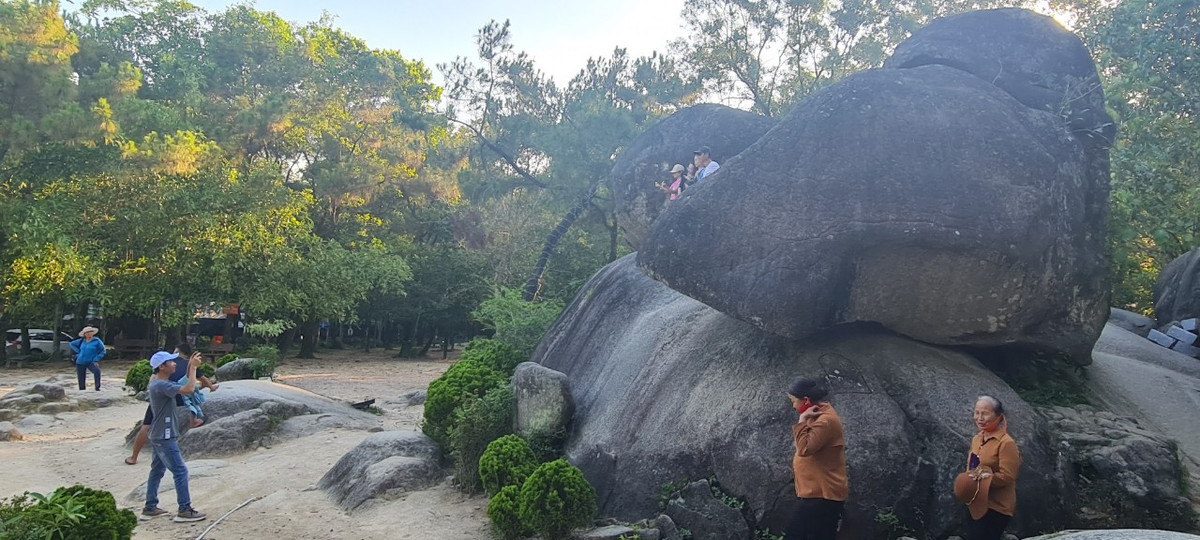 Với tình yêu chung thuỷ, đôi vợ chồng trẻ đã biến thành đá để được bên nhau mãi mãi. Hòn đá lớn là người chồng, hòn đá nhỏ hơn là người vợ.