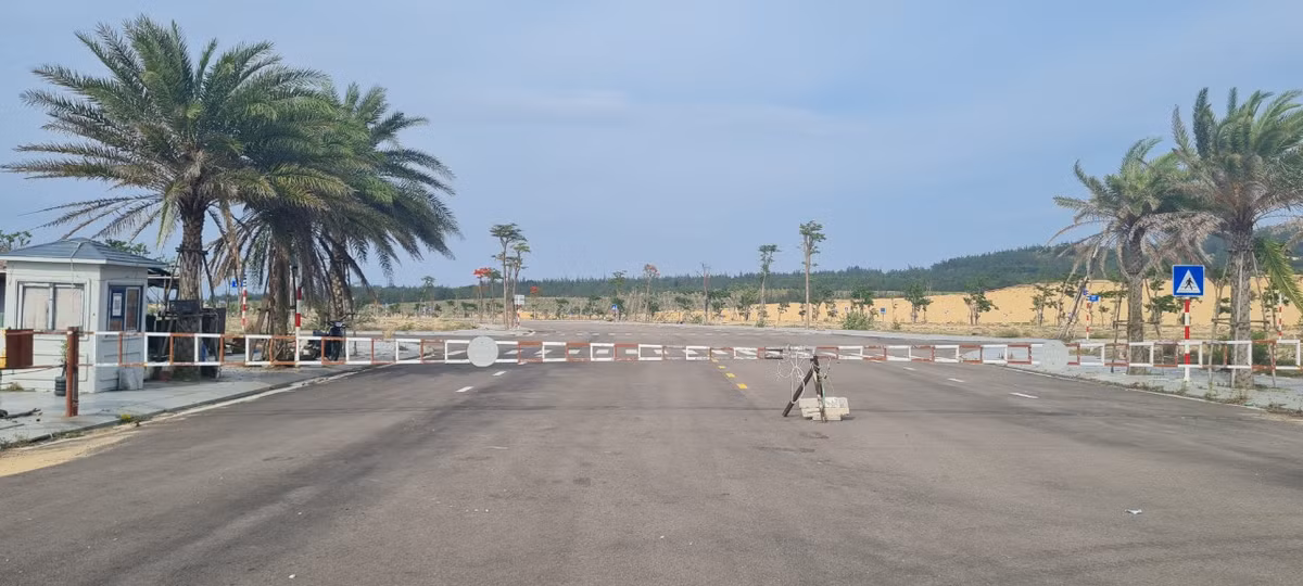 Thế nhưng, nơi được kỳ vọng là thành phố mới ở Quy Nhơn vẫn đang khoác vẻ đìu hiu, hoang vắng, không một bóng người giữa mênh mông cát trắng.