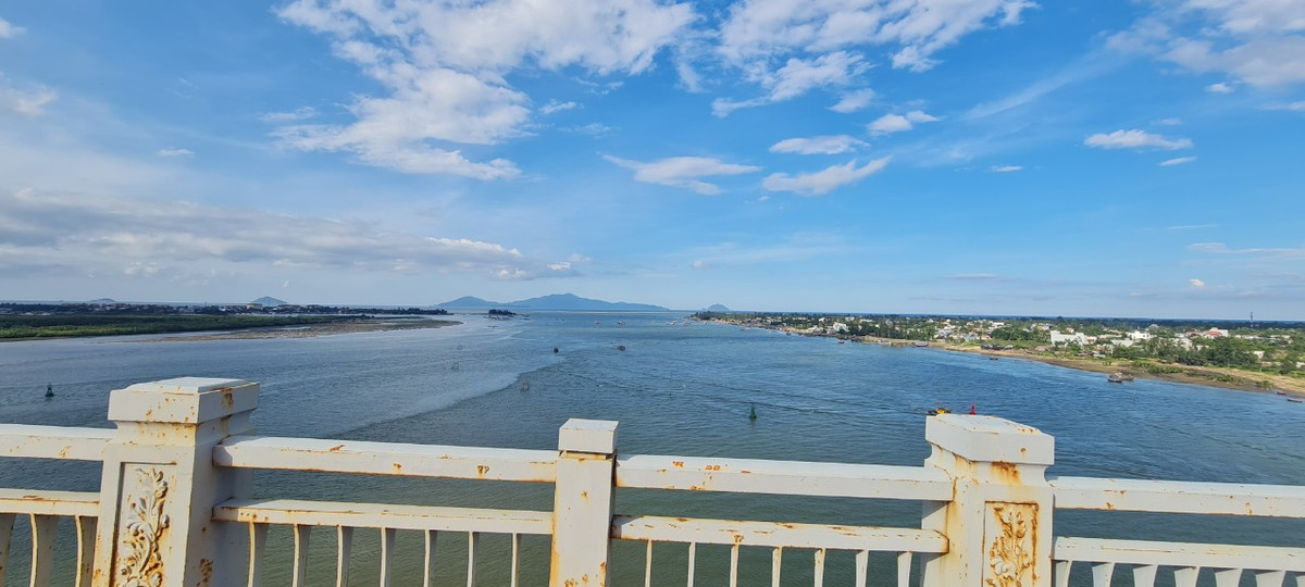 Đây còn là nơi giao nhau của biển Cửa Đại và dòng sông Thu Bồn nên thơ.