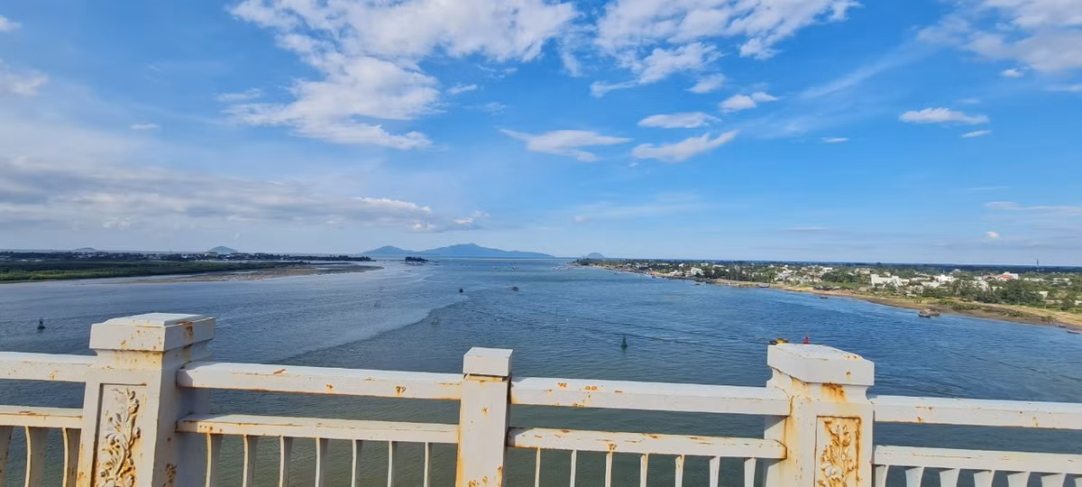 Đây còn là nơi giao nhau của biển Cửa Đại và dòng sông Thu Bồn nên thơ.