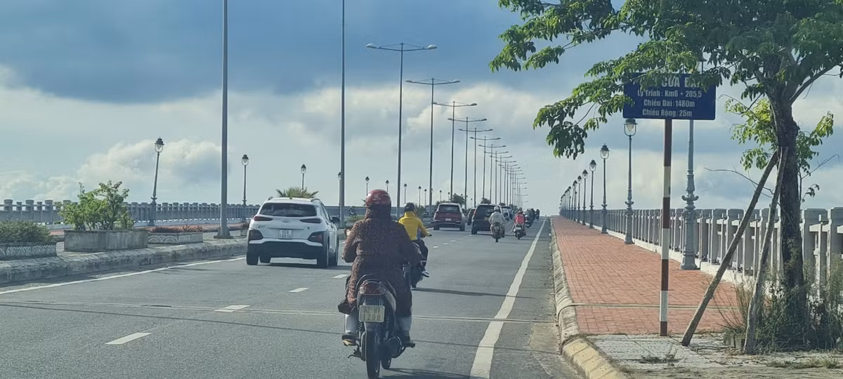 Cầu Cửa Đại có ý nghĩa vô cùng quan trọng, góp phần giúp cuộc sống người dân hai bên bờ sông Thu Bồn “thay da đổi thịt” từng ngày .