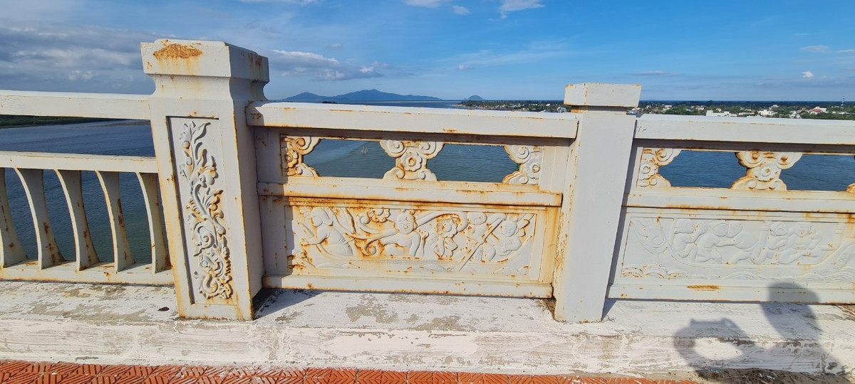 Tuy nhiên, thời gian gần đây cầu Cửa Đại bỗng dưng được nhiều người đặt cho những cái tên như cầu "xóa nợ” hay cầu "tử thần”.