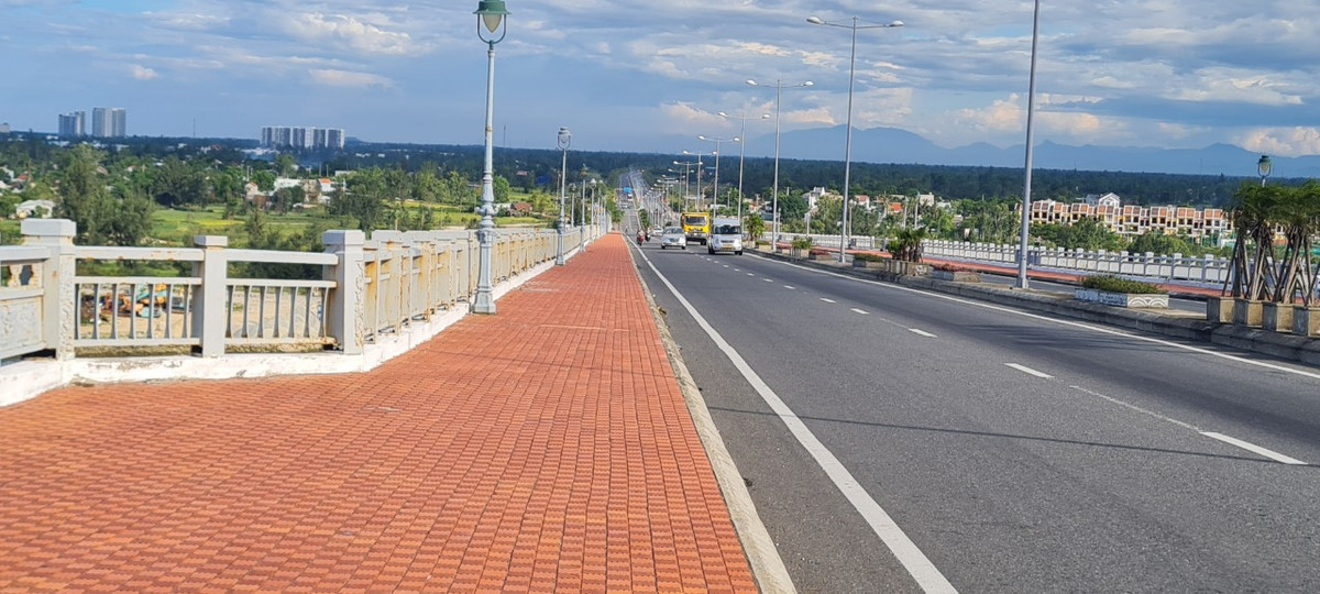 Từ cây cầu này bạn có thể phóng tầm nhìn ra xa, ngắm trọn vẹn cảnh yên bình nơi xứ Quảng, ngắm phố cổ Hội An, biển Cửa Đại, Cù Lao Chàm, đầu nguồn sông Thu Bồn,… hay rừng dừa Bảy Mẫu ngay dưới chân cầu.