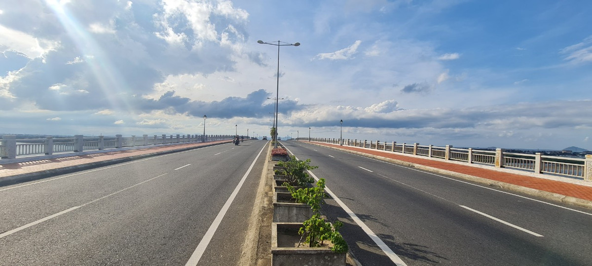 Cầu Cửa Đại nằm trên con đường huyết mạch nối liền phố cổ Hội An với Thánh địa Mỹ Sơn cũng như nhiều địa điểm du lịch nổi tiếng ven biển khác của tỉnh Quảng Nam.