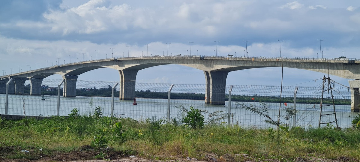 Cầu Cửa Đại được xem là cây cầu nối liền ước mơ của người dân xứ Quảng. Trước đây, để băng được qua sông Thu Bồn, người dân phải chòng chành trên những chuyến đò hoặc vòng hàng chục cây số trên quốc lộ 1.