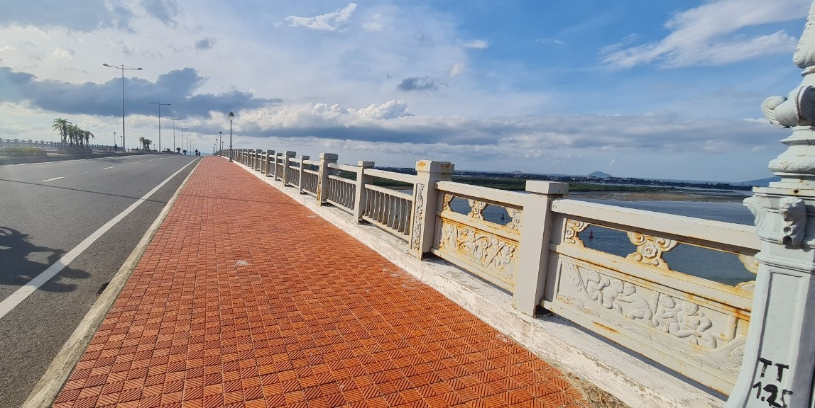 Hai bên cầu được thiết kế với 2 lối đi bộ riêng biệt. Vì thế, người dân, du khách có thể thoải mái di chuyển, chạy bộ, hóng mát hay check- in trên cầu.