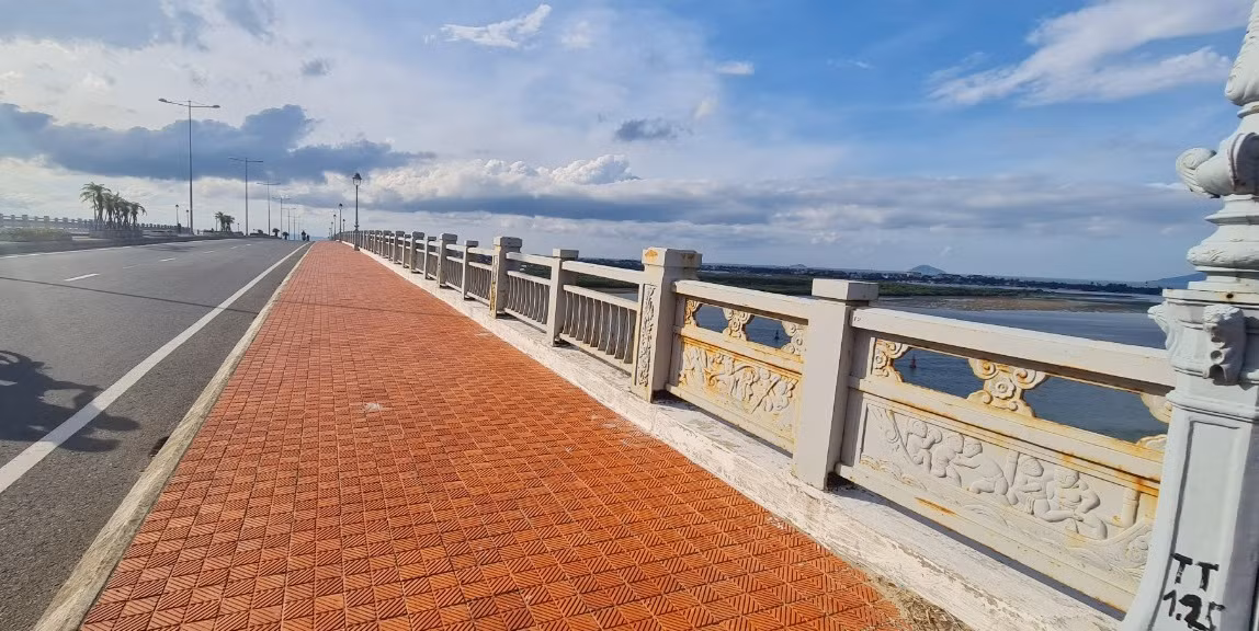 Hai bên cầu được thiết kế với 2 lối đi bộ riêng biệt. Vì thế, người dân, du khách có thể thoải mái di chuyển, chạy bộ, hóng mát hay check- in trên cầu.