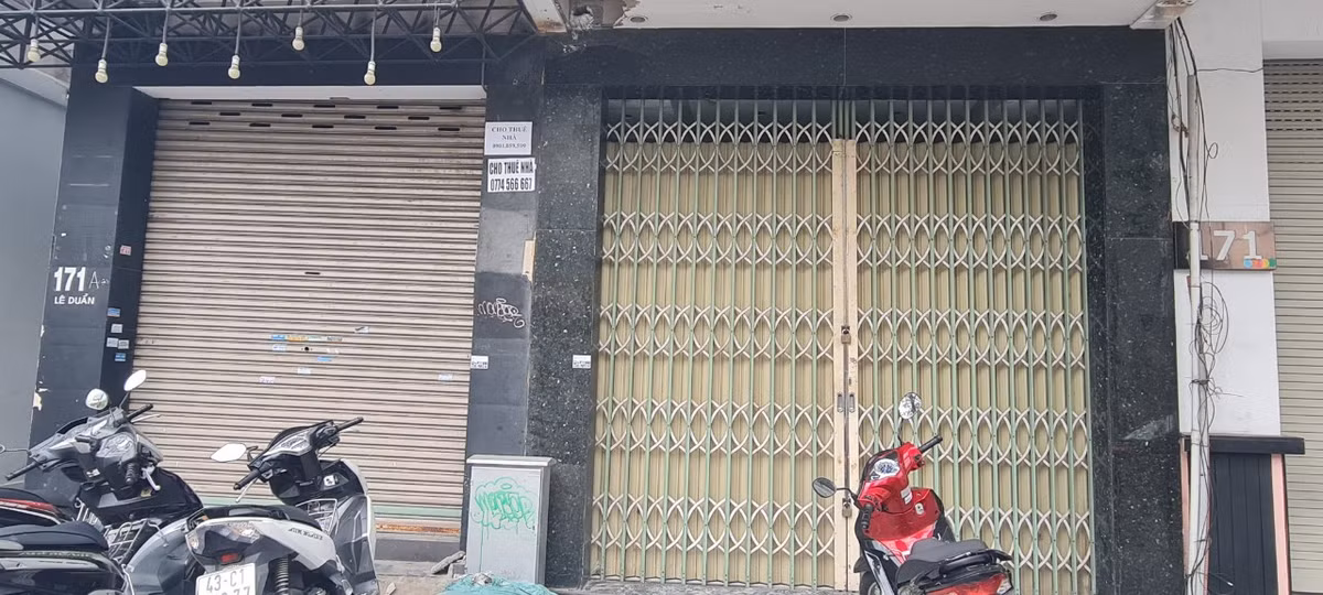 Do tình hình kinh doanh khó khăn nên gần đây, nhiều cửa hàng buộc phải đóng cửa, trả mặt bằng. Nhiều căn nhà mặt tiền ở phố thời trang Lê Duẩn đóng cửa im lìm dù trước đây kinh doanh tấp nập.