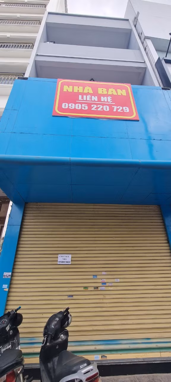 Không chỉ dán bảng cho thuê, nhiều căn nhà 3- 4 tầng thậm chí còn rao bán dù tất cả đều nằm ở vị trí vàng và trước đây từng tấp nập khách ra vào. Một môi giới bất động sản cho biết, nhu cầu thuê và mua nhà tại các tuyến phố đắt đỏ ở trung tâm thành phố hiện rất thấp. Nhiều căn đã rao bán vài tháng nay vẫn chưa tìm được chủ mới.