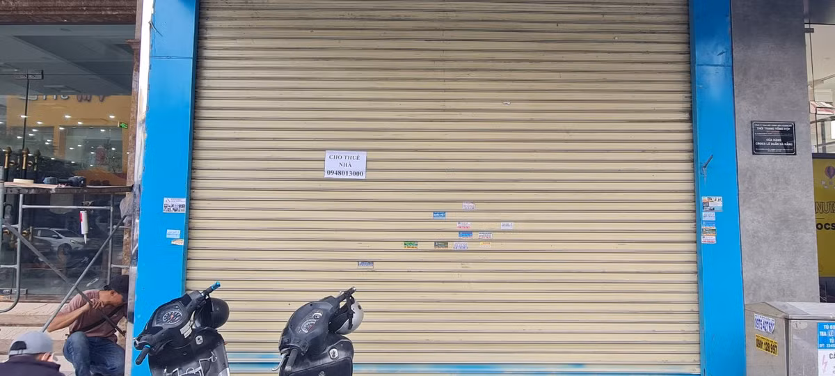 "Giá thuê mặt bằng đường Lê Duẩn khoảng vài chục triệu đồng mỗi tháng trong khi gần đây cửa hàng vắng tanh, khách tới chỉ đếm trên đầu ngón tay nên tôi không thể trụ nổi, buộc phải trả mặt bằng để chuyển sang bán hàng online rồi từ từ tính tiếp." - chị Phương, chủ một cơ sở kinh doanh thời trang, chia sẻ.