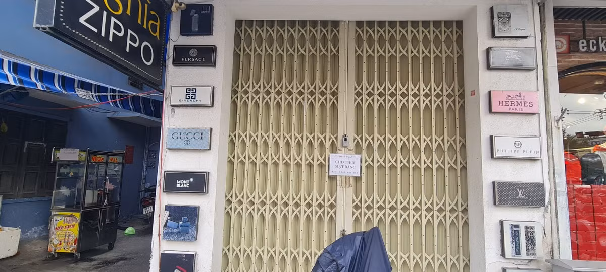 Phần lớn các cửa hàng trên tuyến phố Lê Duẩn đều do tiểu thương đến thuê mặt bằng để kinh doanh.