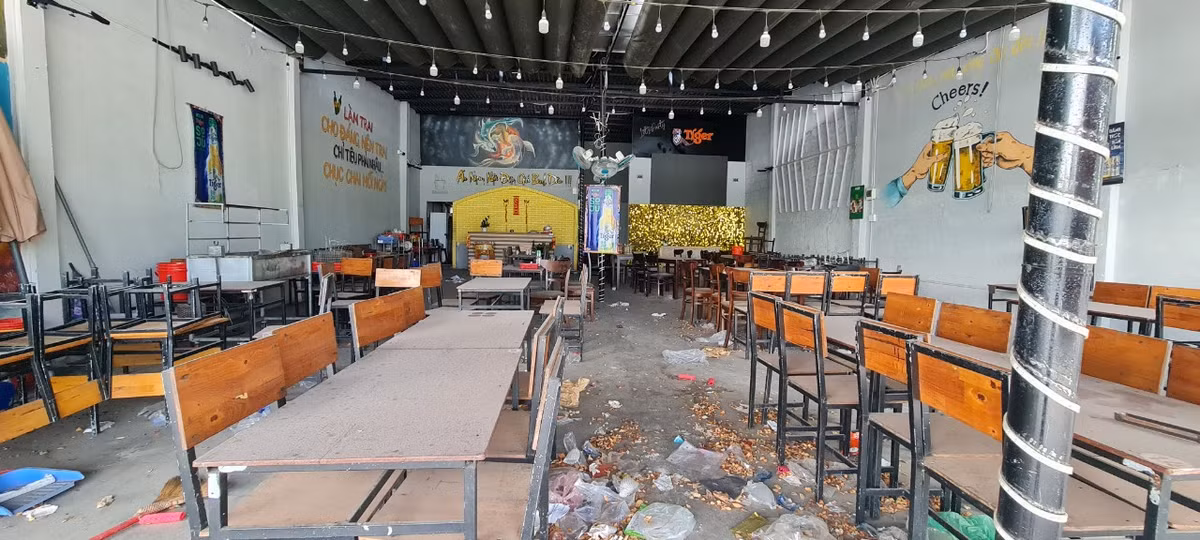 "Việc chủ cơ sở kinh doanh ồ ạt rời đi sẽ tạo áp lực để kéo giá cho thuê xuống, hình thành mặt bằng giá mới.", một chuyên gia bất động sản nhận định.