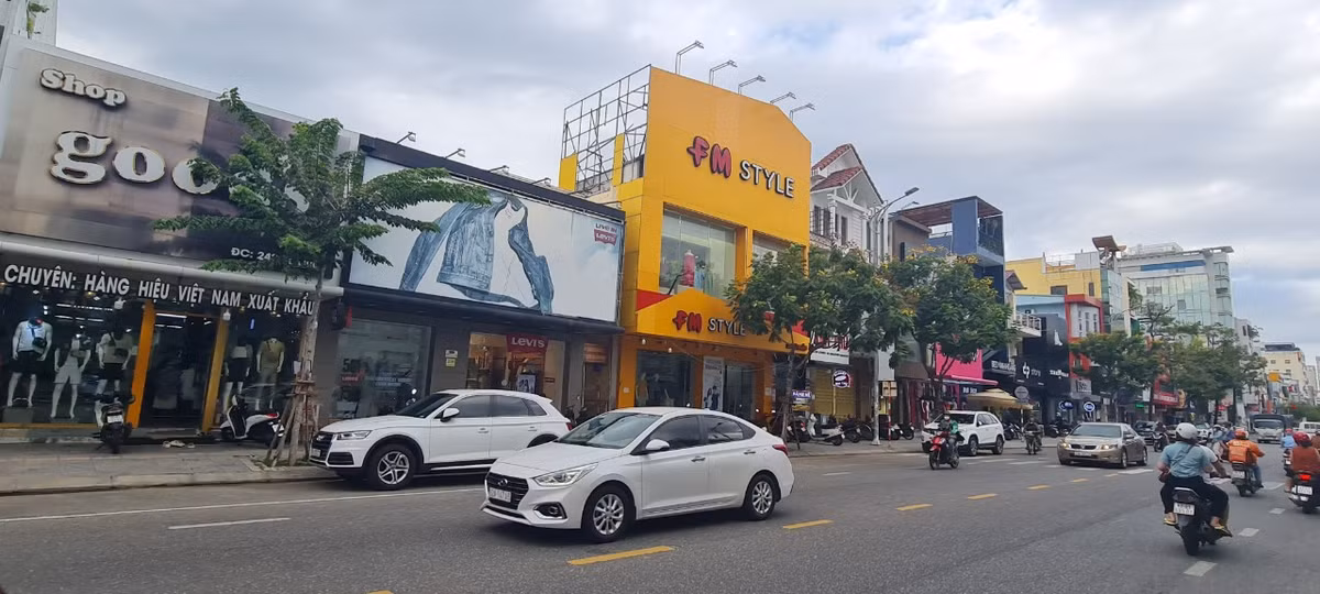 Đây được xem là "thiên đường" mua sắm khi quy tụ hầu hết các thương hiệu thời trang lớn nhỏ, từ cao cấp đến bình dân.