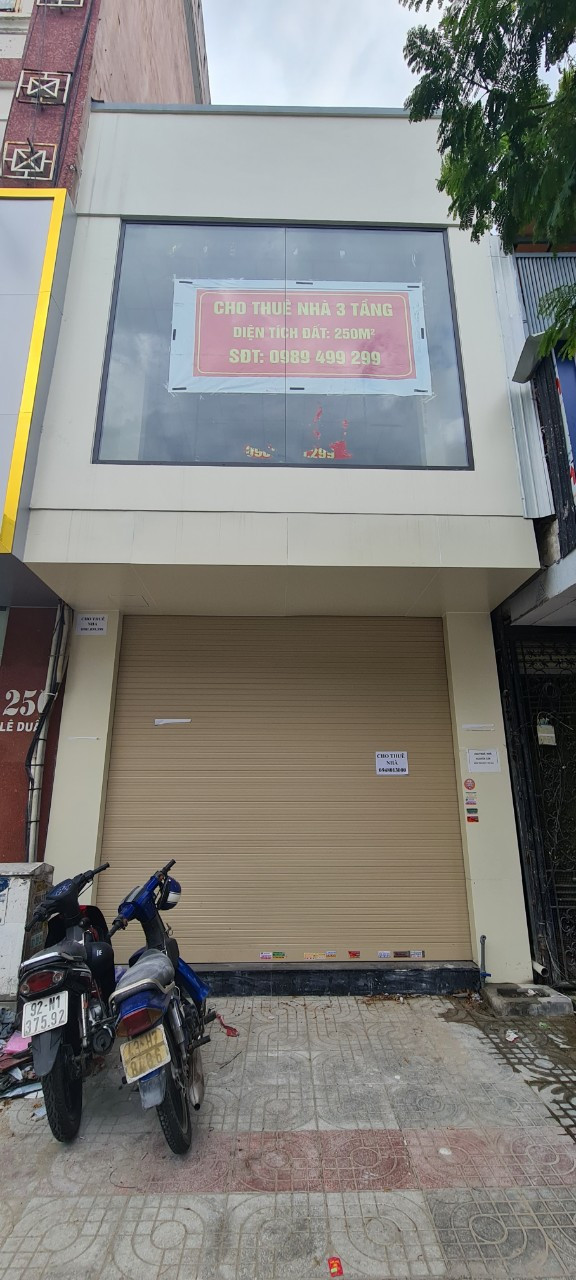 Nhiều chuyên gia cho rằng, làn sóng DN, chủ thương hiệu rời bỏ các vị trí kinh doanh ở khu vực trung tâm có nhiều lý do, trong đó, lý do dễ nhận thấy nhất là sức mua giảm mạnh. Hơn nữa, sau dịch COVID-19, xu hướng mua hàng trực tuyến và đặt dịch vụ giao tận nhà gia tăng nên nhiều cơ sở kinh doanh có xu hướng chuyển cửa hàng ra xa trung tâm để có mặt bằng giá rẻ hơn.