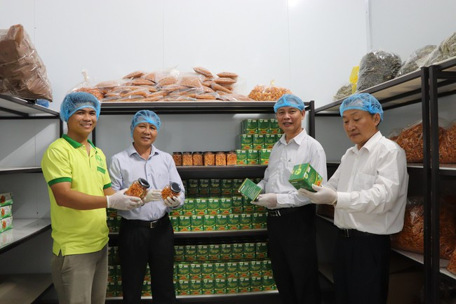 Một nông dân Bà Rịa-Vũng Tàu làm trà túi lọc, đông trùng hạ thảo bán thu về 2 tỷ/năm Mot nong dan Ba Ria-Vung Tau lam tra tui loc, dong trung ha thao ban thu ve 2 ty/nam