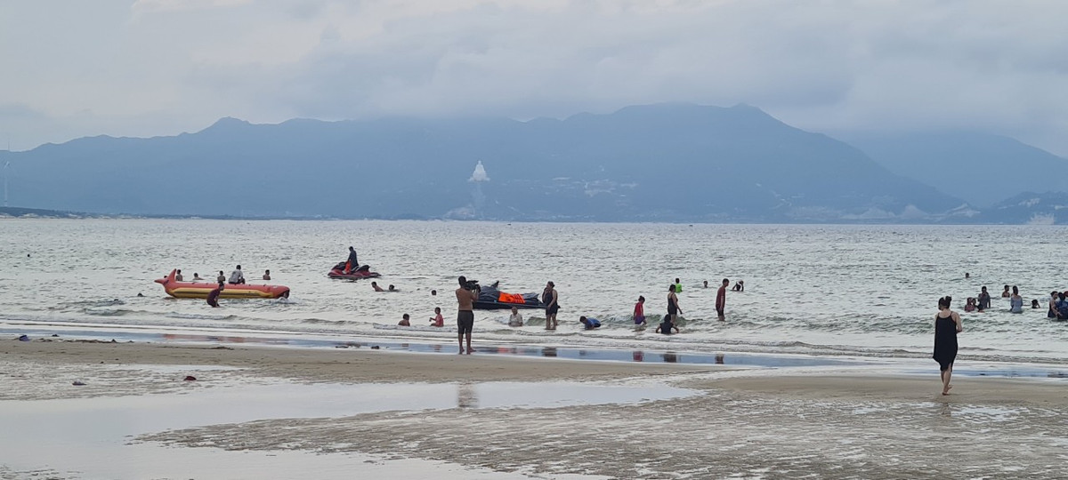 Ẩn hiện giữa sương mờ là tượng Phật Thích Ca Mâu Ni tọa lạc trên đỉnh Núi Bà thuộc quần thể tâm linh Phật pháp Linh Phong (Cát Tiến, Phù Cát). Đây được xem là công trình tượng Phật Thích Ca Mâu Ni ngồi lớn nhất Đông Nam Á thời điểm khánh thành (tháng 11/2017).