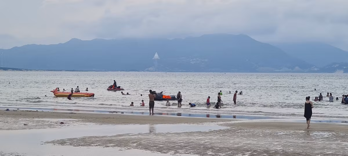 Ẩn hiện giữa sương mờ là tượng Phật Thích Ca Mâu Ni tọa lạc trên đỉnh Núi Bà thuộc quần thể tâm linh Phật pháp Linh Phong (Cát Tiến, Phù Cát). Đây được xem là công trình tượng Phật Thích Ca Mâu Ni ngồi lớn nhất Đông Nam Á thời điểm khánh thành (tháng 11/2017).