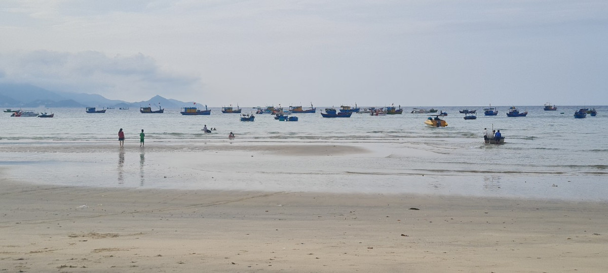 Địa hình Nhơn Lý một mặt giáp biển, ba mặt là núi đồi, thiên nhiên ở đây được coi là sự kết hợp hài hòa giữa biển xanh, đồi cát, núi đá và những bãi tắm thiên đường.