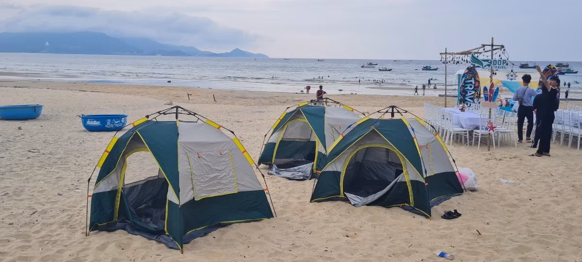 Nhơn Lý giờ còn có cả dịch vụ tổ chức tiệc và cắm trại trên bãi biển để phục vụ du khách.