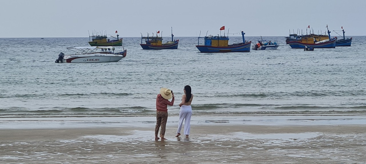 Du khách mải mê tạo dáng giữa khung cảnh thiên nhiên hoang sơ, tuyệt đẹp.