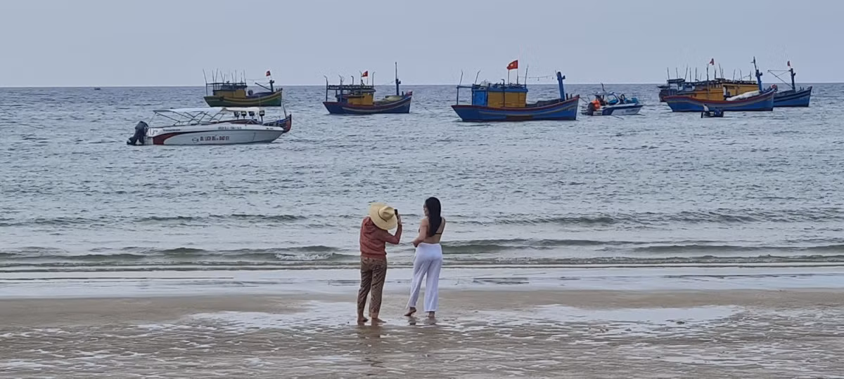 Du khách mải mê tạo dáng giữa khung cảnh thiên nhiên hoang sơ, tuyệt đẹp.